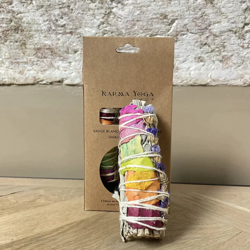 Bâtons de sauge, fumigation et encens