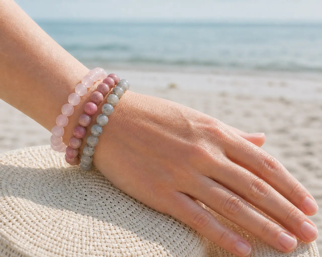 Bracelet en pierres naturelles porté au poignet