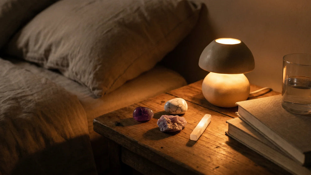 Table de chevet avec améthyste, howlite et lampe chaude tungstène