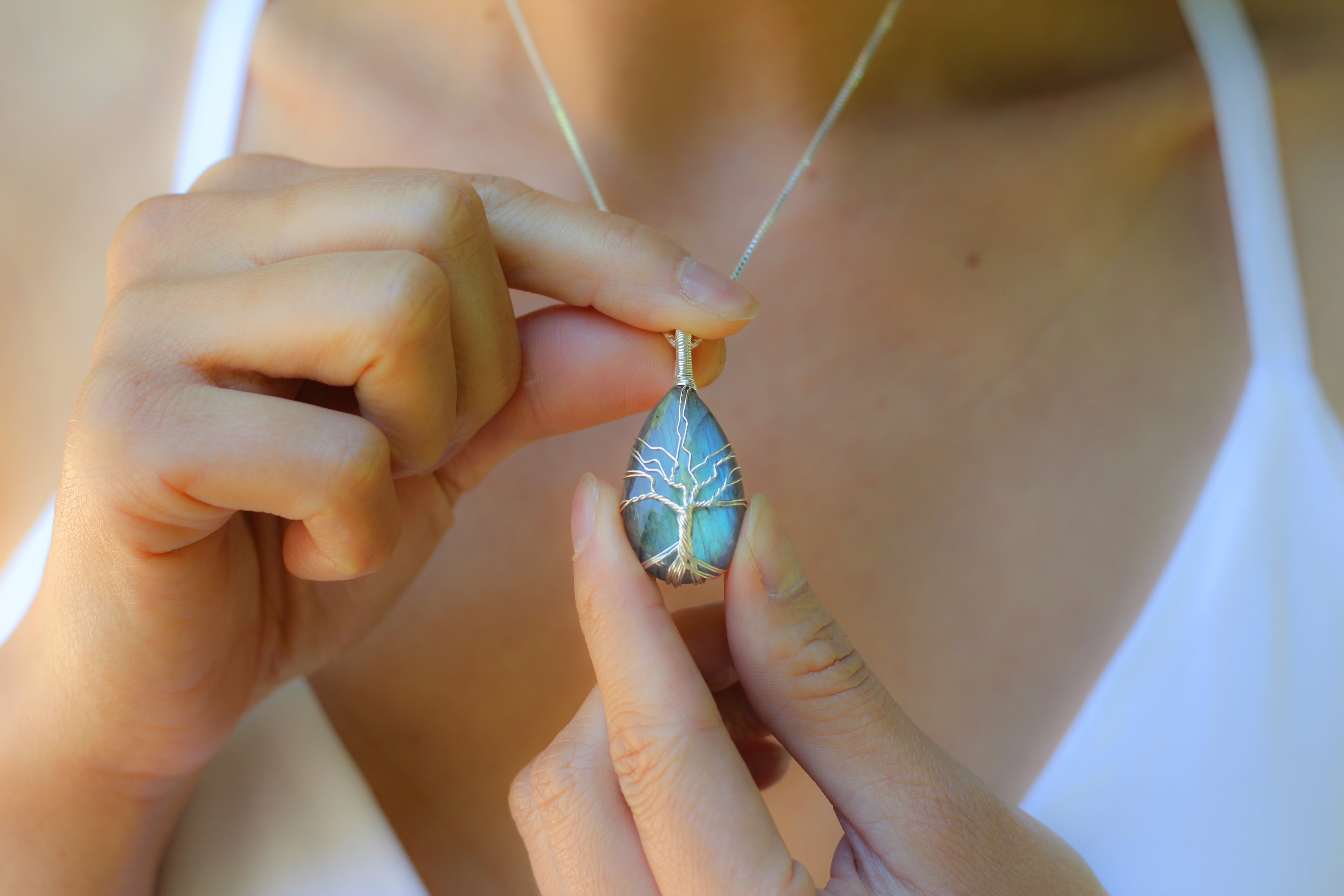 Colliers en pierre naturelle