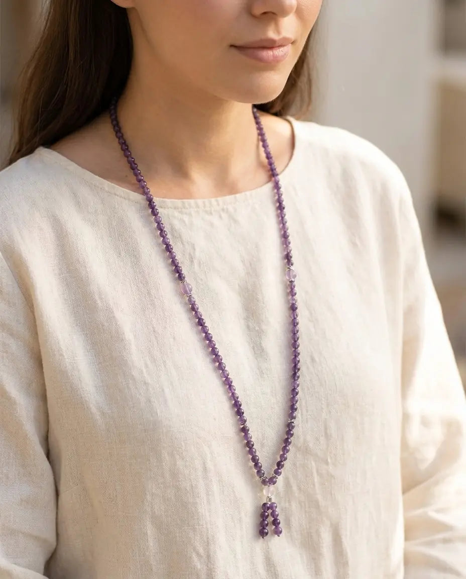 Femme portant le mala bouddhiste en améthyste 108 perles en collier