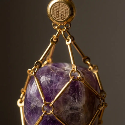 Détail macro de la cage dorée et de la pierre améthyste
