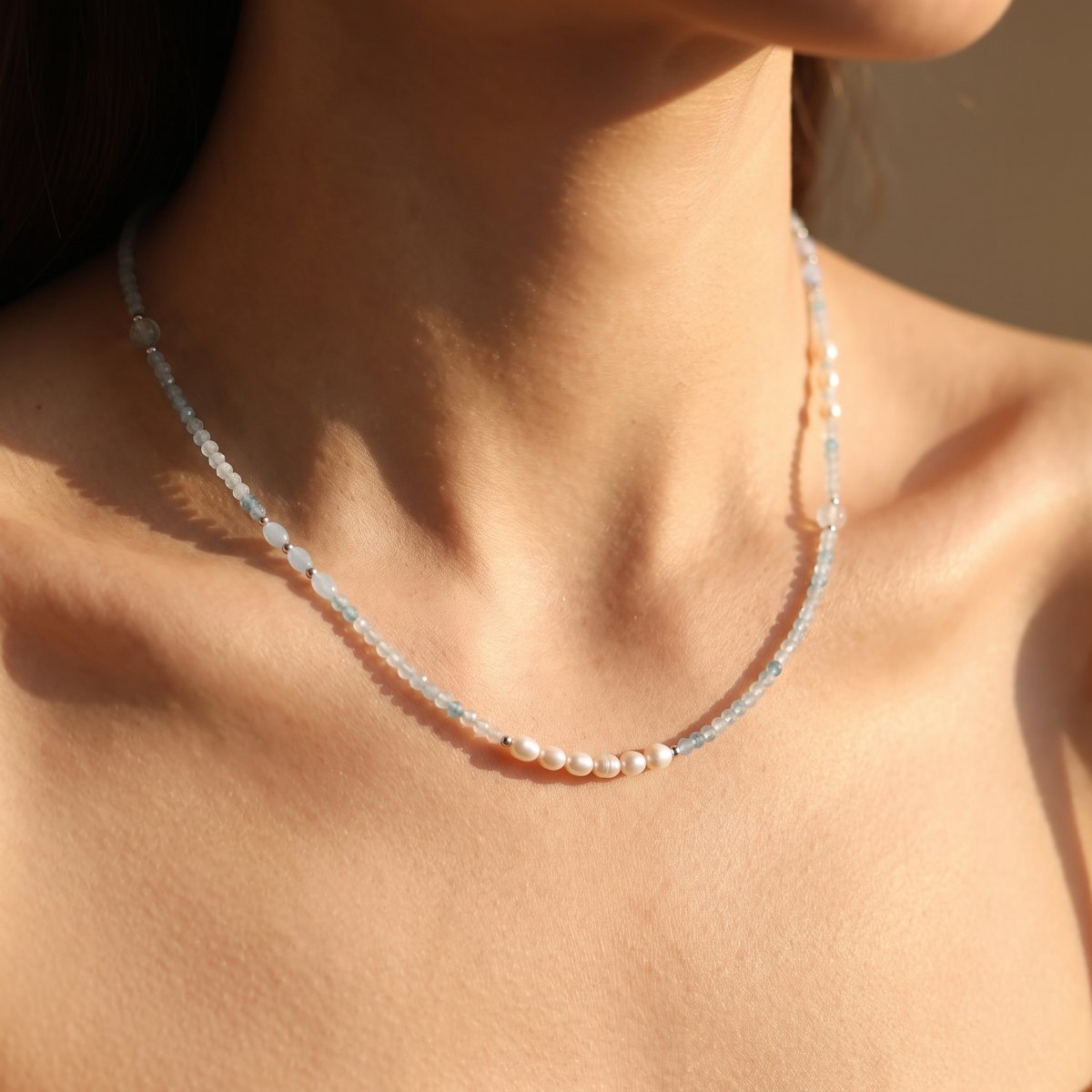 Collier Douceur de la Mer en Aigue-Marine et Perles d'Eau Douce - porté - image 3