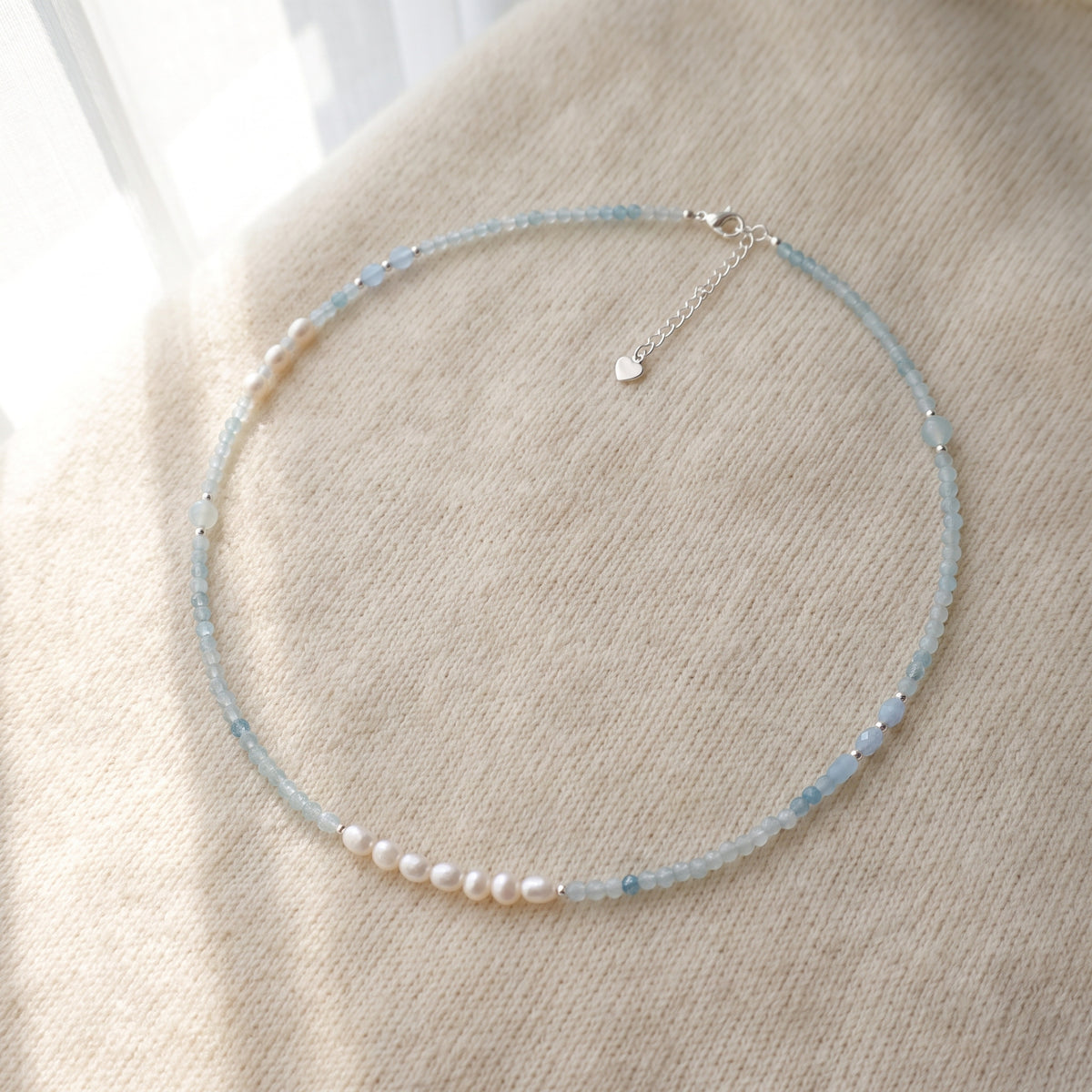 Collier Douceur de la Mer en aigue-marine et perles d'eau douce sur maille fine