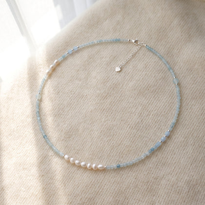 Collier Douceur de la Mer en aigue-marine et perles d'eau douce sur maille fine