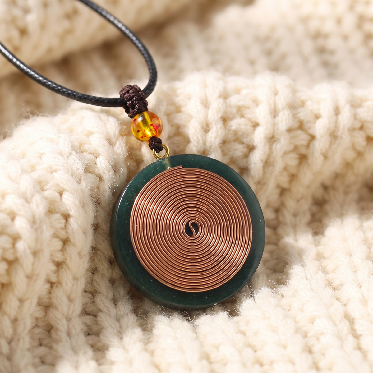 Dos du pendentif, spirale de cuivre