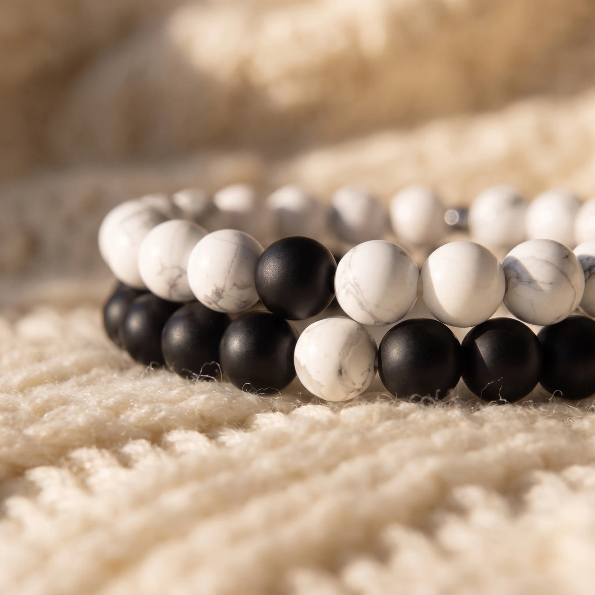 Bracelets Distance en Howlite Blanche et Agate Noire - macro dore - image 5