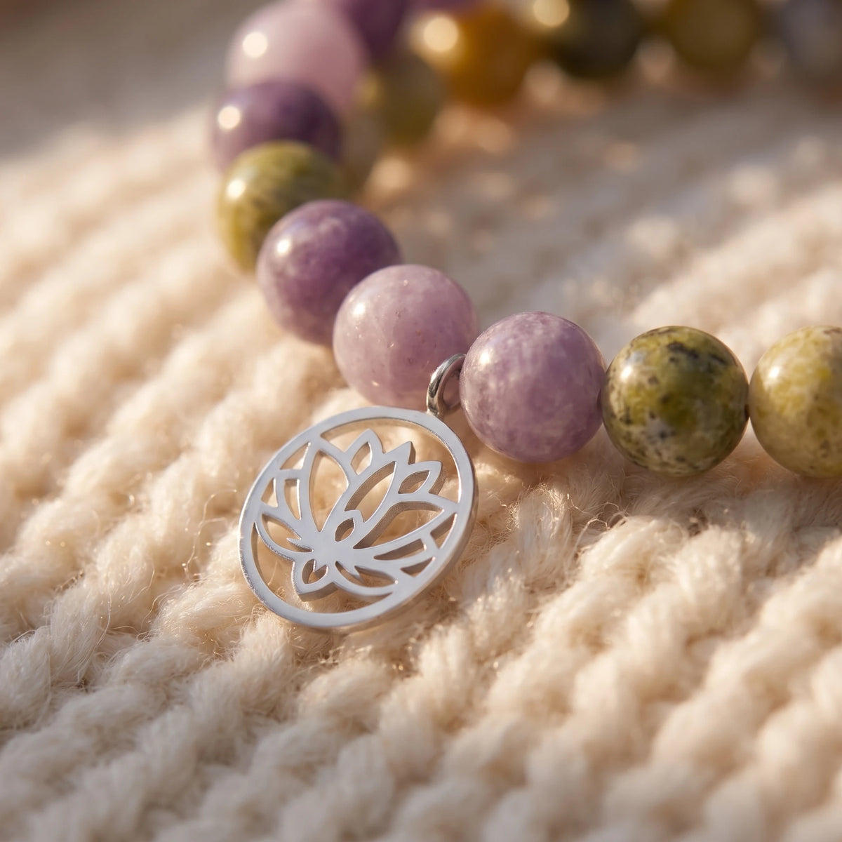 Bracelet Double Anti-Stress en Lepidolite et Serpentine - macro dore - image 5