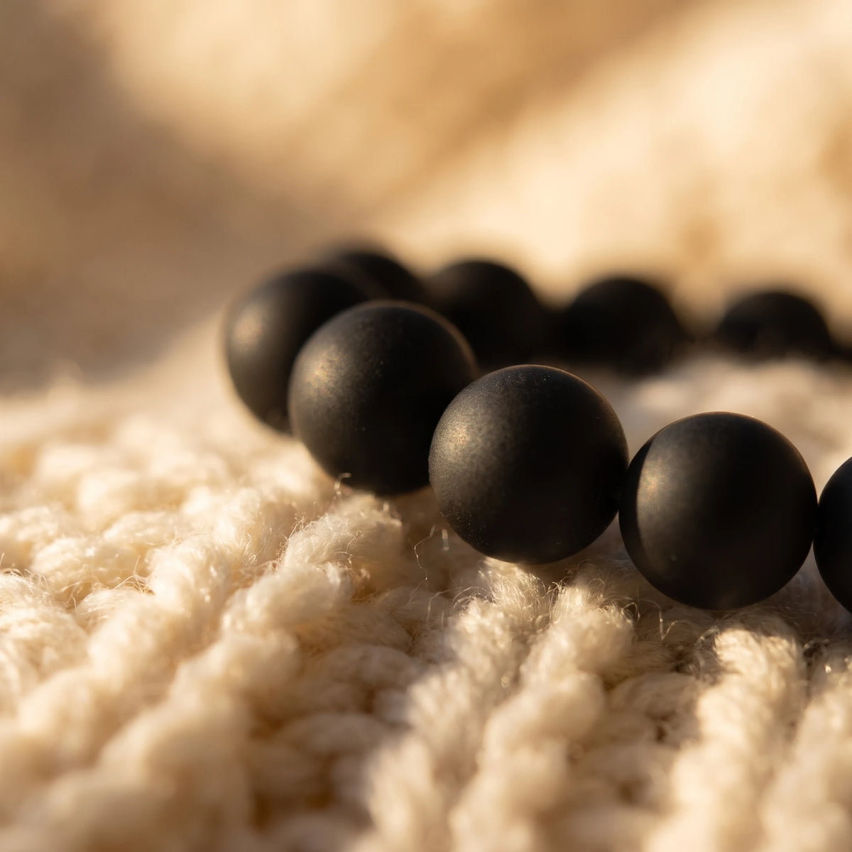 Bracelet en Pierres de Guerison Bian Shi rondes - macro dore - image 5