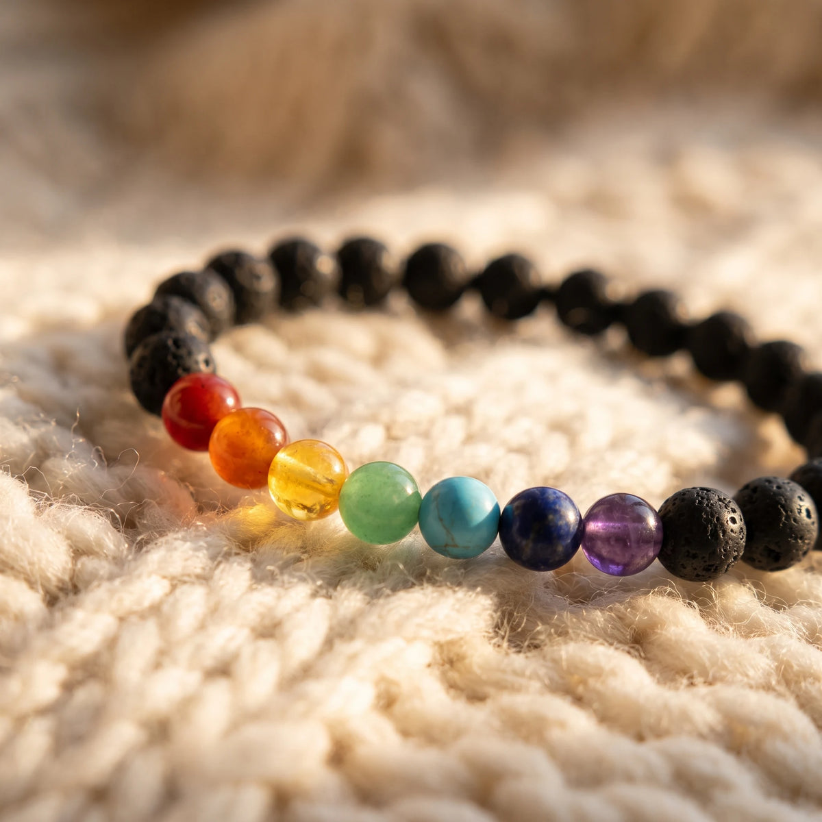 Bracelet en Pierres de Lave Guerison des 7 chakras - macro dore - image 5