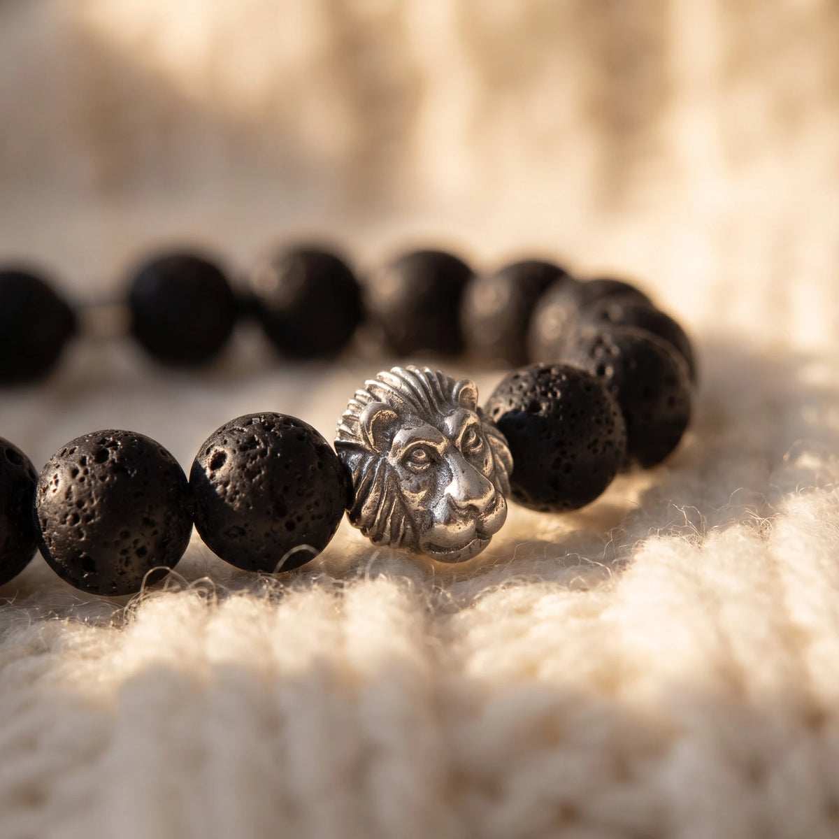 Bracelet en Pierres de Lave Force et Vigueur du Lion - macro dore - image 5