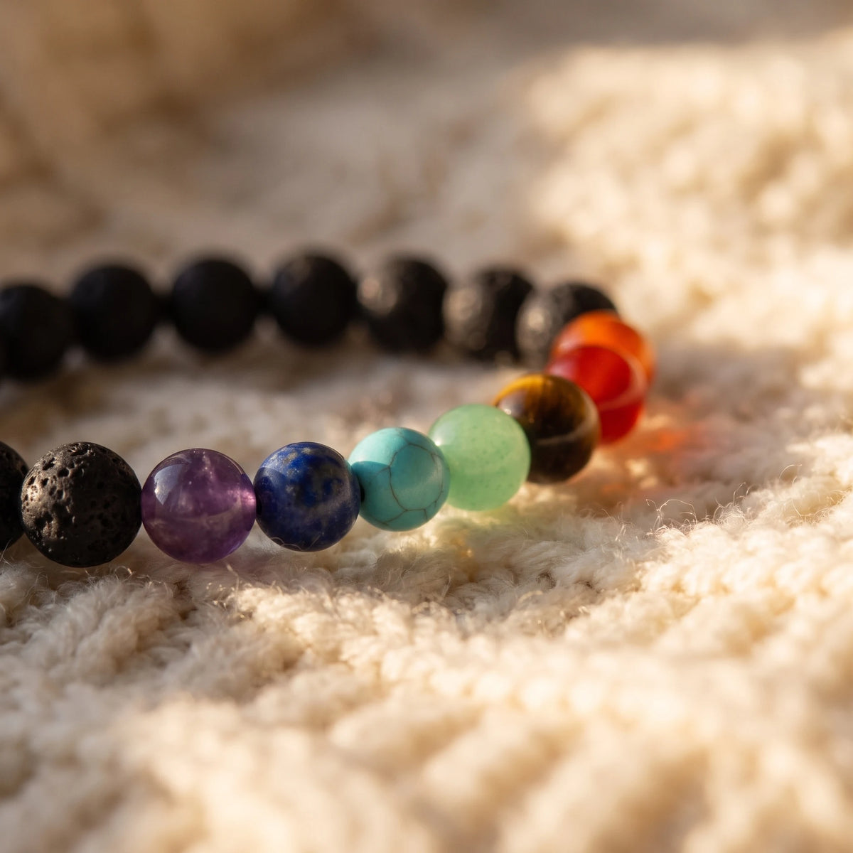 Bracelet en Pierre de Lave Guerison des 7 chakras - macro dore - image 5