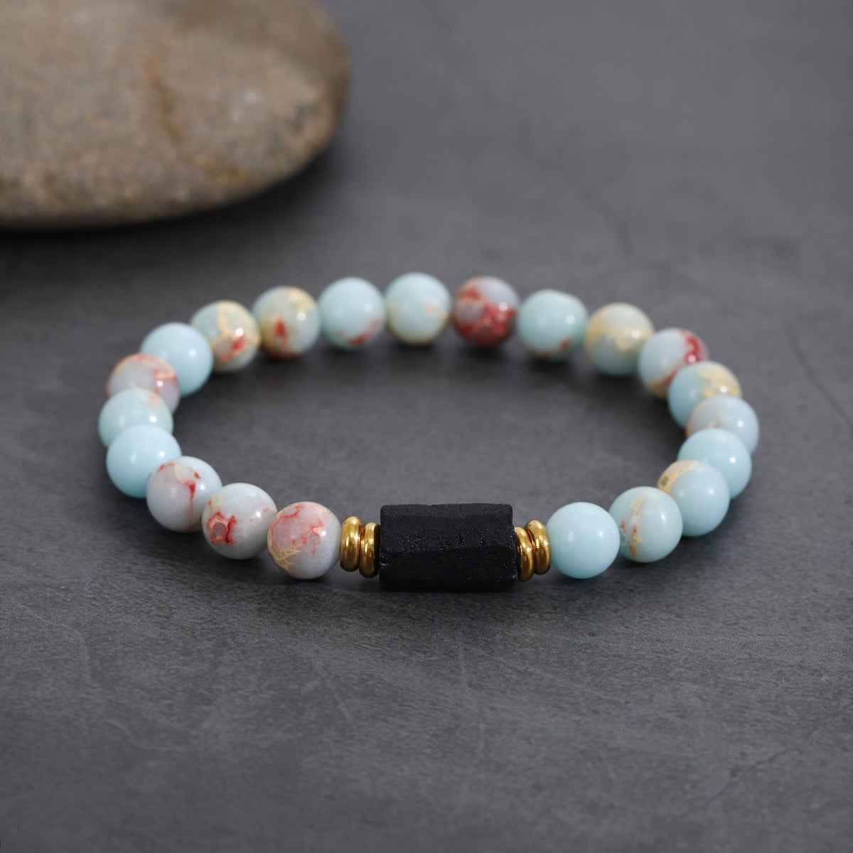 Bracelet en jaspe bleu ciel avec pierre brute noire centrale