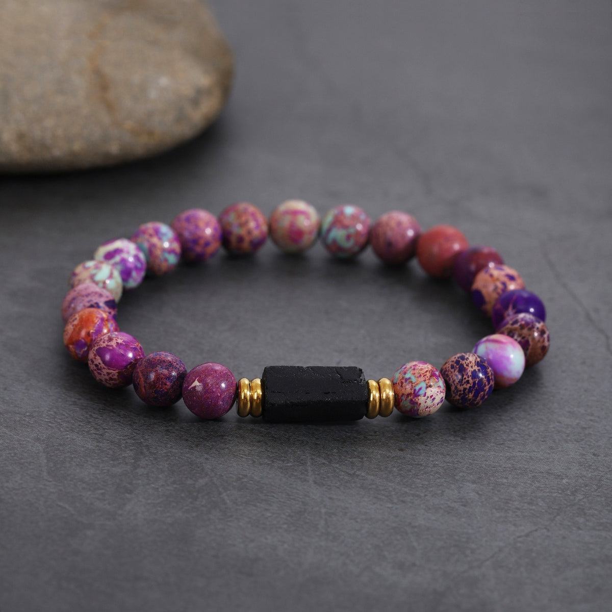Bracelet en jaspe impérial violet avec pierre brute noire centrale