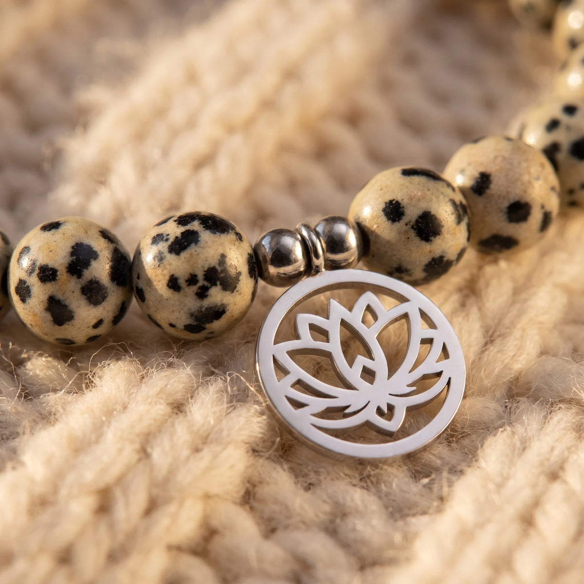 Bracelet Lotus Joie de l Etre en Jaspe Dalmatien - macro dore - image 5