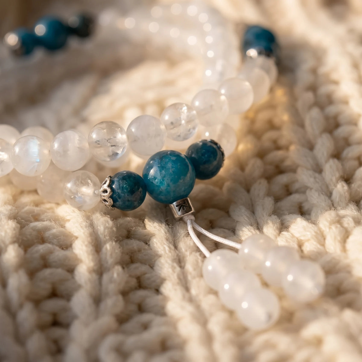 Mala Guan Yin en Pierre de Lune et Apatite Bleue - macro dore - image 5