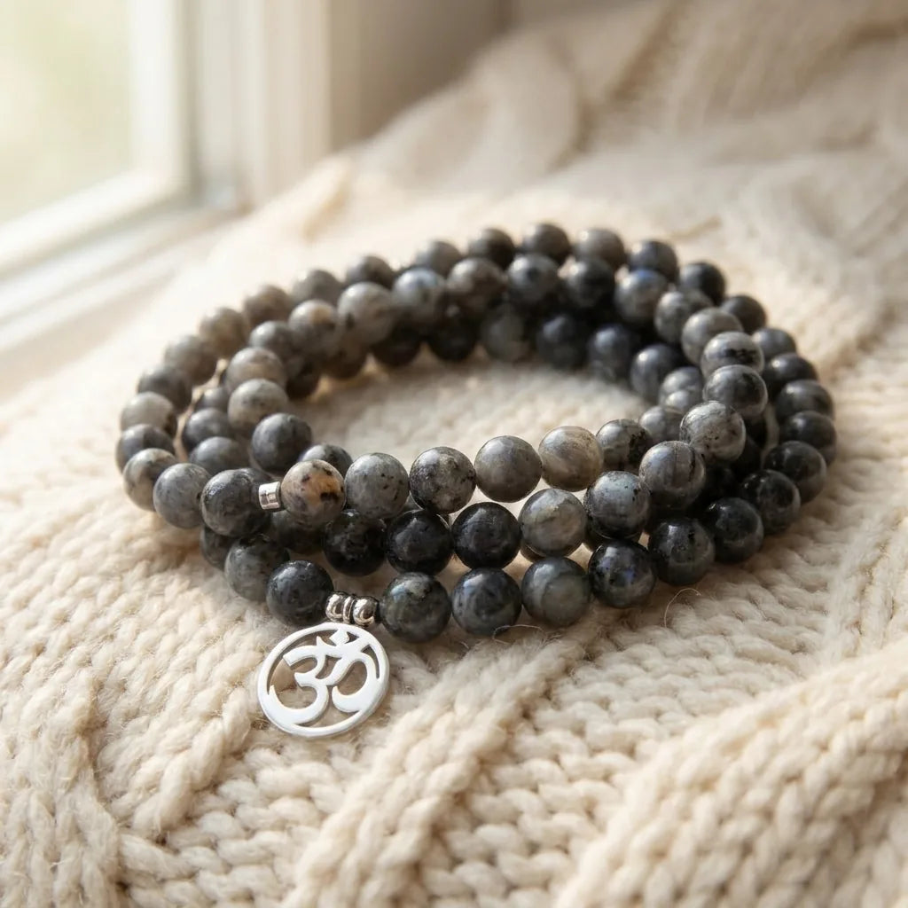 Mala Om en Labradorite Grise