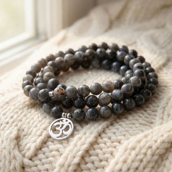 Mala "Om" de 108 perles en Labradorite Grise