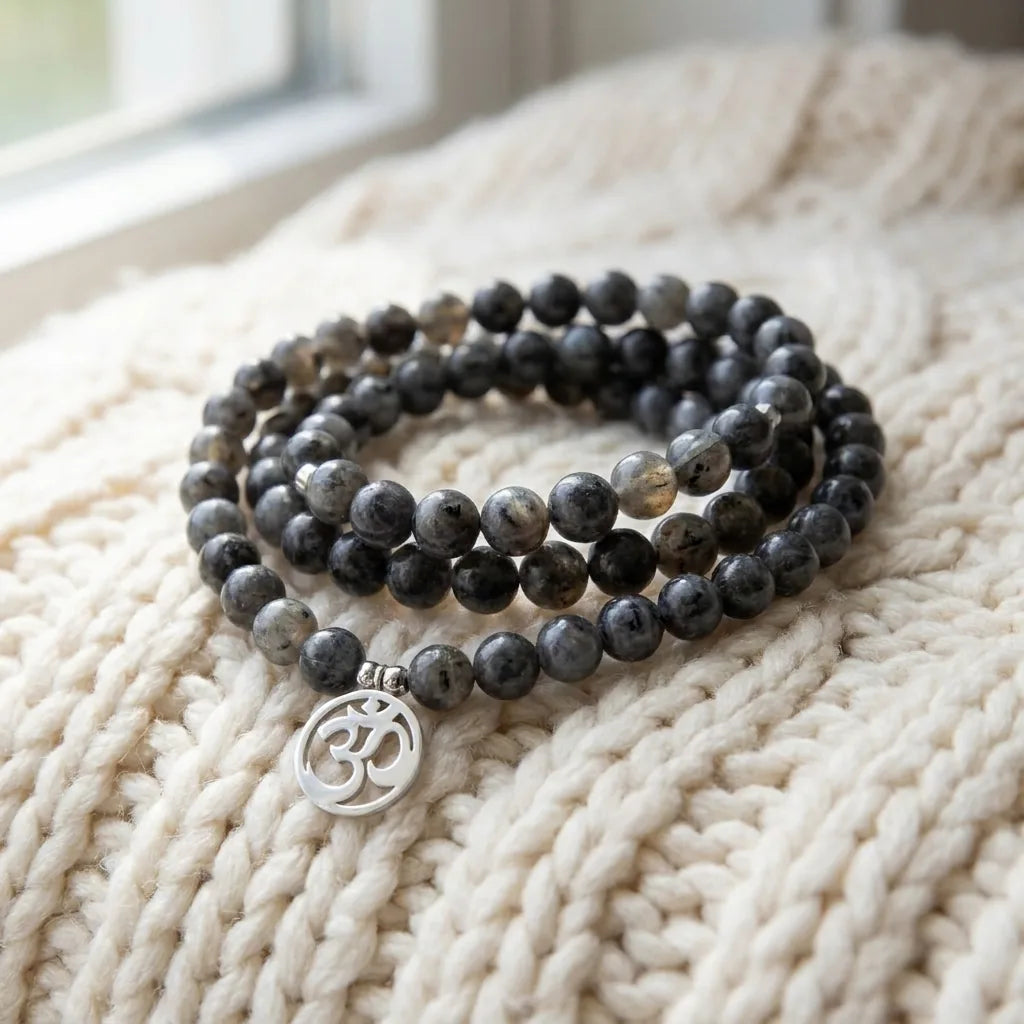Mala Om en Labradorite Grise