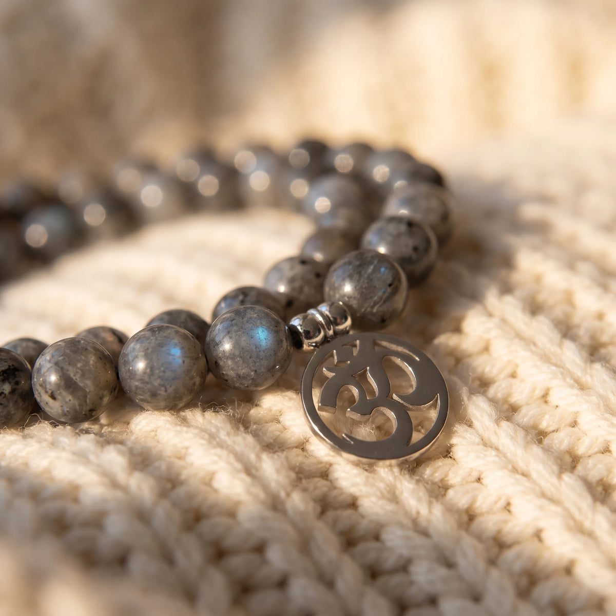 Mala OM 108 perles en Labradorite Grise - macro dore - image 5