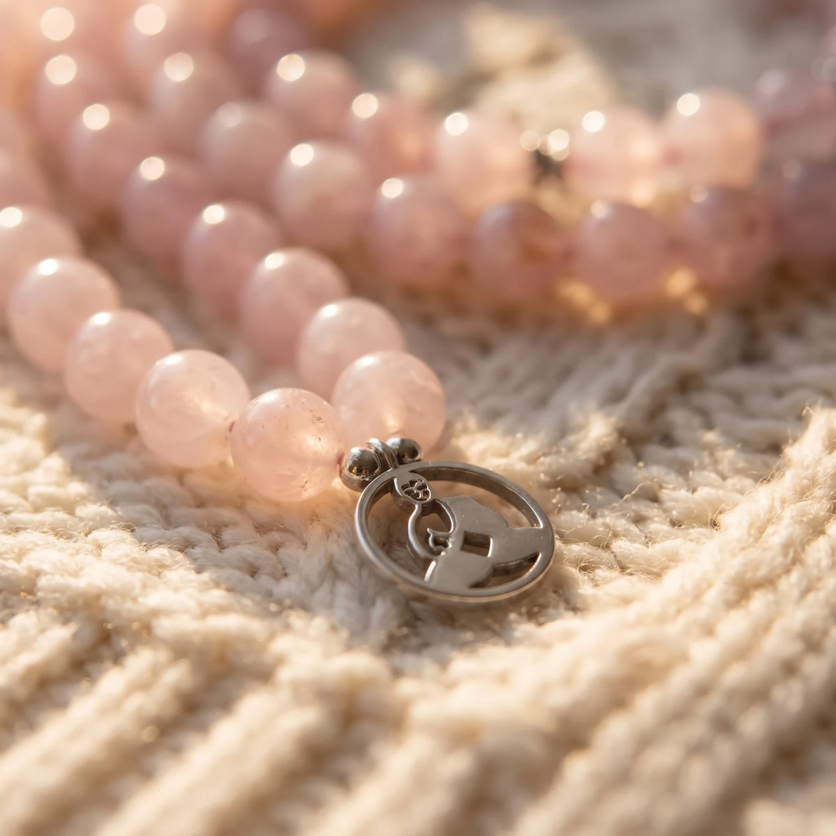 Mala Reconfort et Amour de Bouddha 108 perles en Quartz Rose - macro dore - image 5