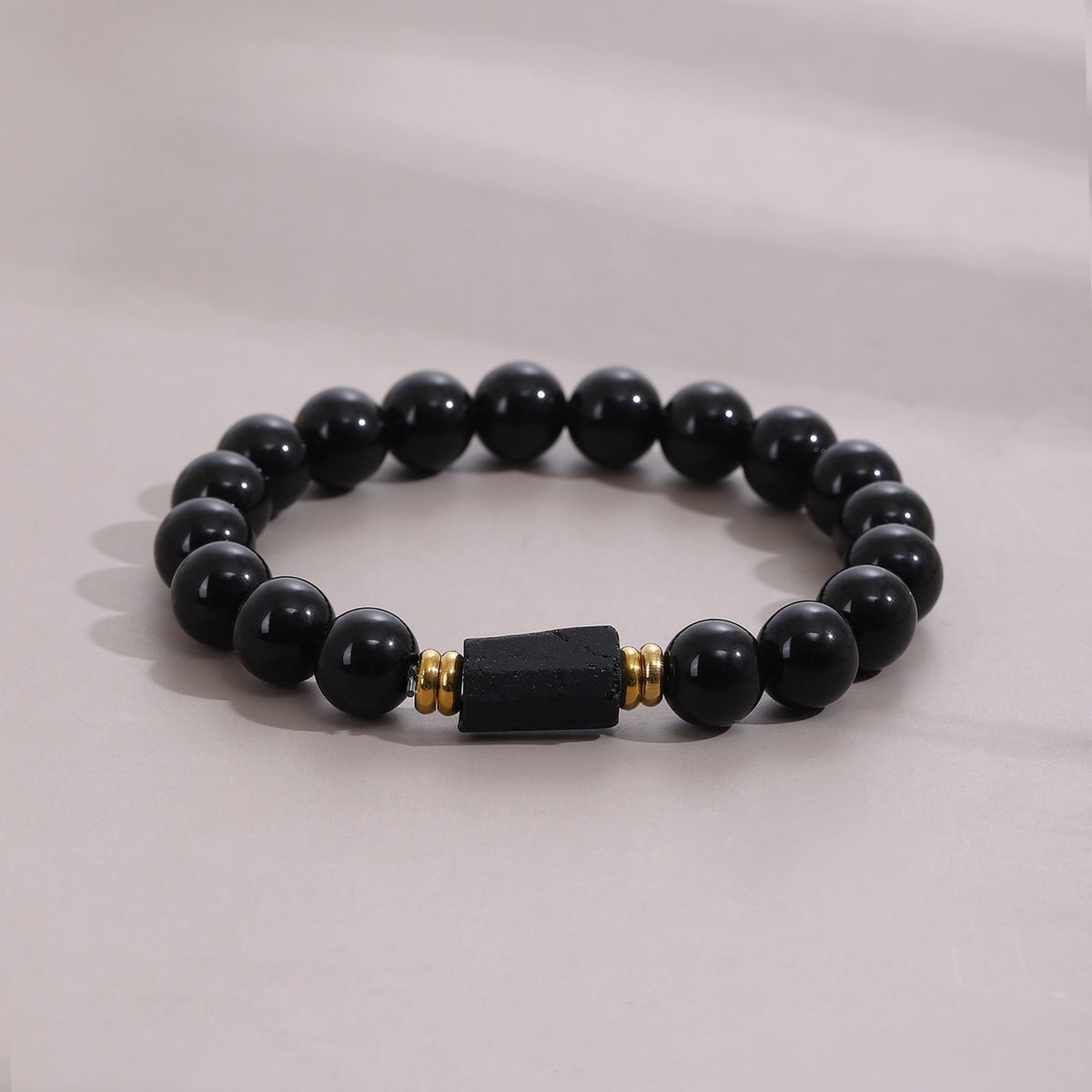 Bracelet en obsidienne noire polie, vue studio