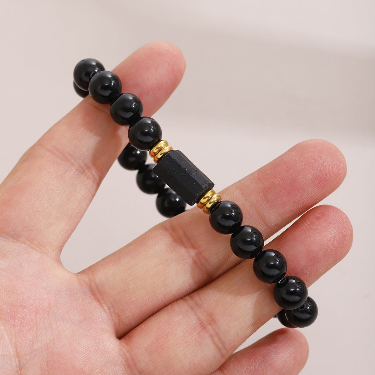 Bracelet en obsidienne noire porté en main