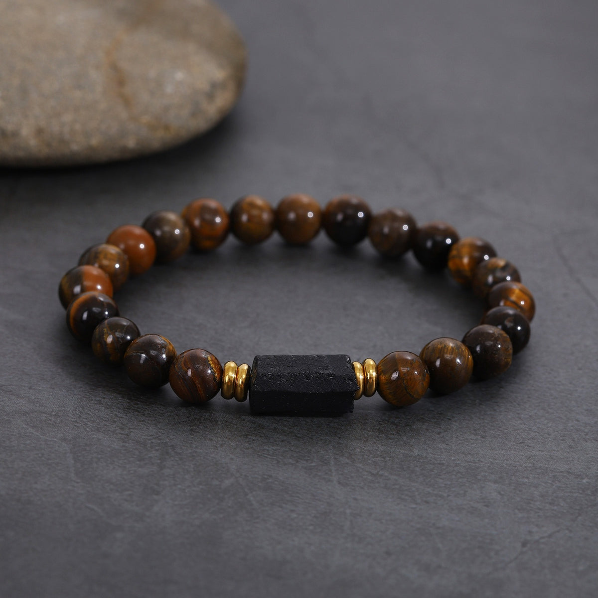 Bracelet en oeil de tigre avec pierre brute noire centrale
