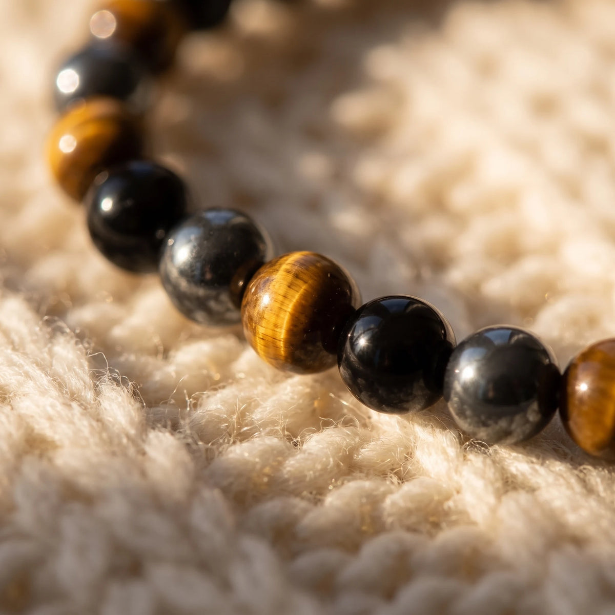 Bracelet Triple Protection Oeil de Tigre Hematite Obsidienne - macro dore - image 5