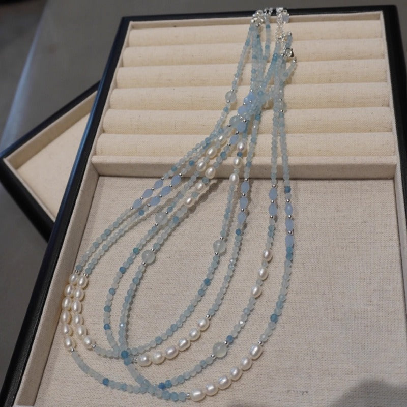 Plusieurs colliers en aigue-marine et perles présentés ensemble