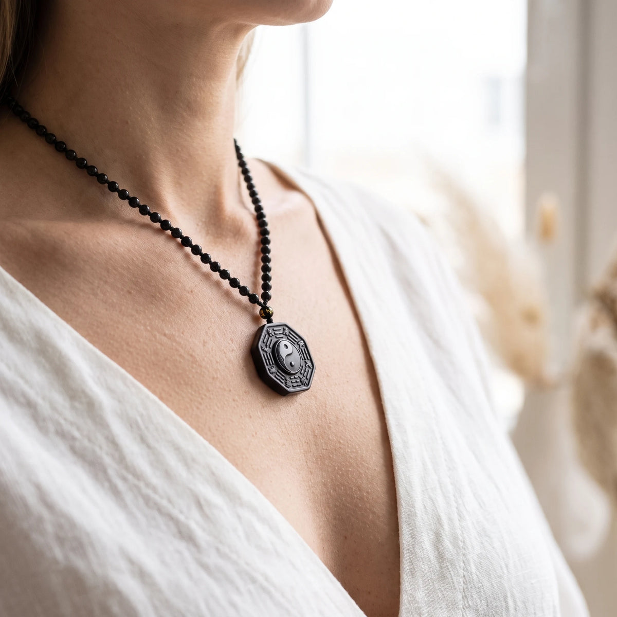 collier-et-pendentif-sculpte-yin-yang-en-obsidienne-noire