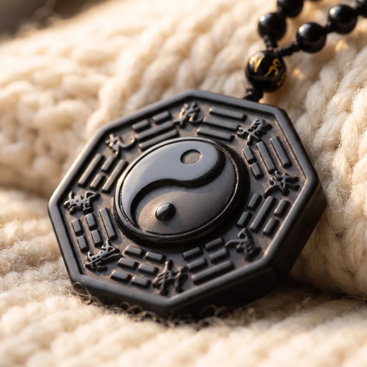 Collier et Pendentif sculpte Yin Yang en Obsidienne Noire - macro dore - image 5