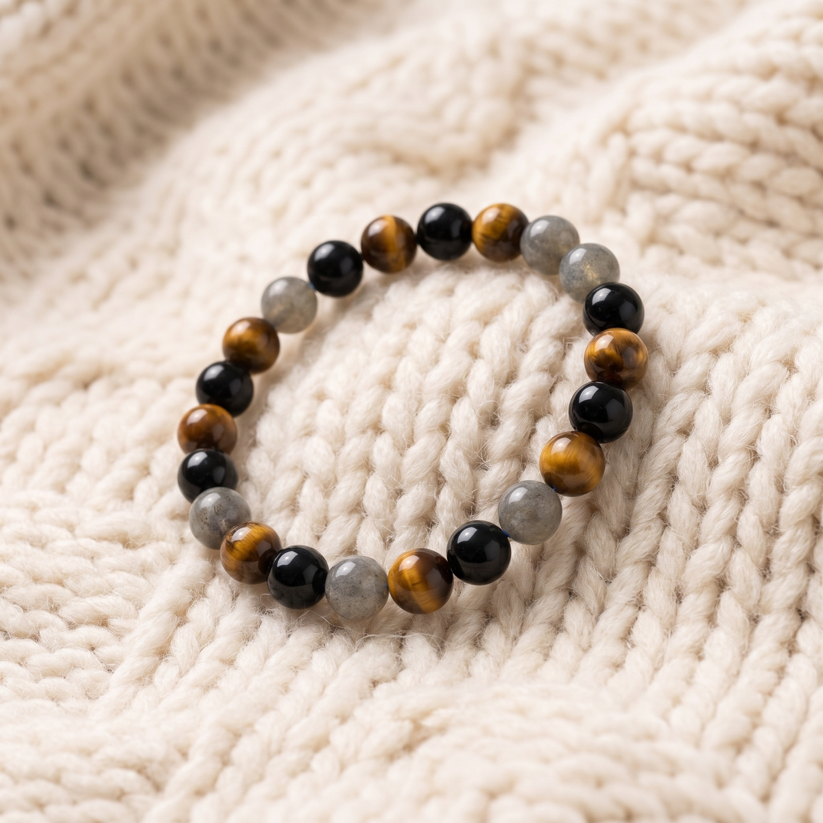 Bracelet Protection Extrême en Obsidienne Noire, Labradorite et Œil de Tigre sur plaid en maille crème
