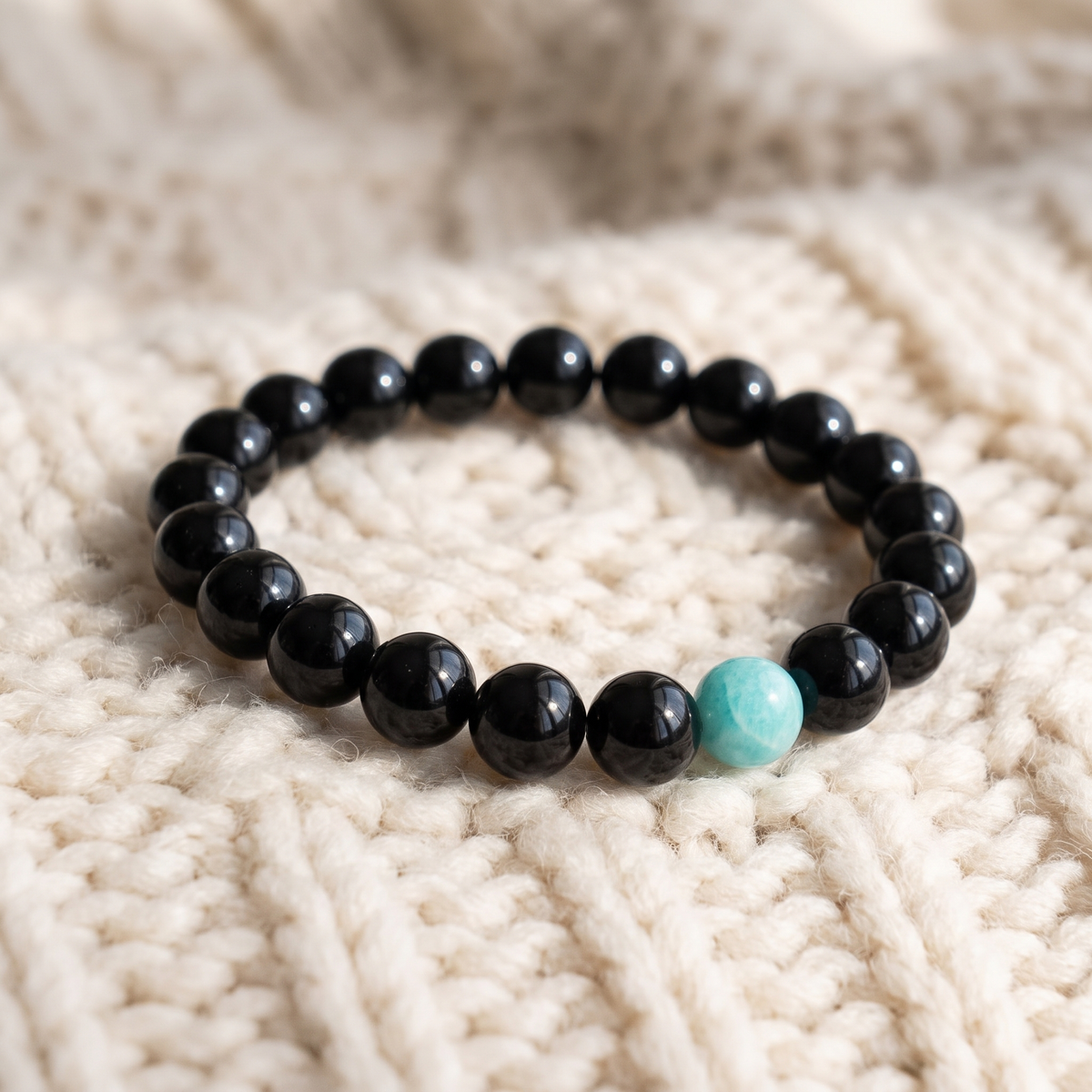 Gros plan du Bracelet Anti-Stress en Onyx Noir et Amazonite