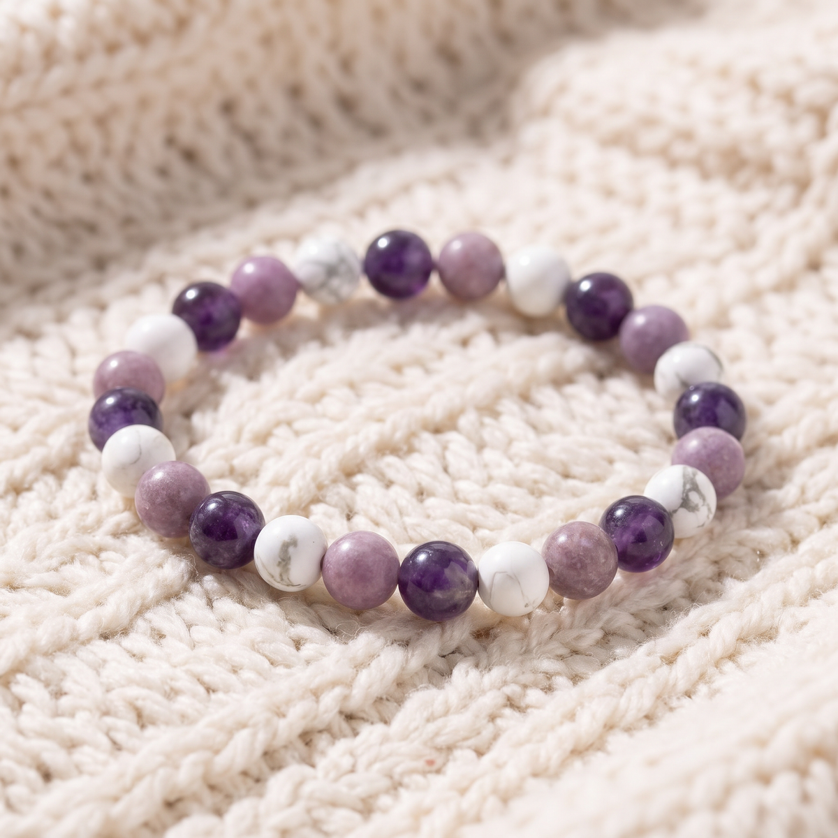 Gros plan du Bracelet Sommeil Apaisé en Améthyste, Howlite et Lépidolite