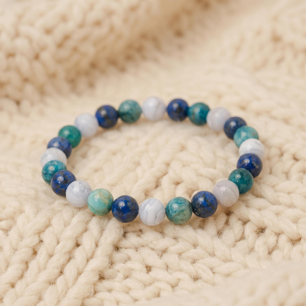 Gros plan du Bracelet Paix Mentale en Apatite, Lapis Lazuli et Calcédoine
