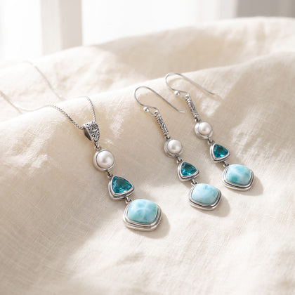 Ensemble Larimar : collier et boucles d'oreilles assorties en argent 925, posés sur lin