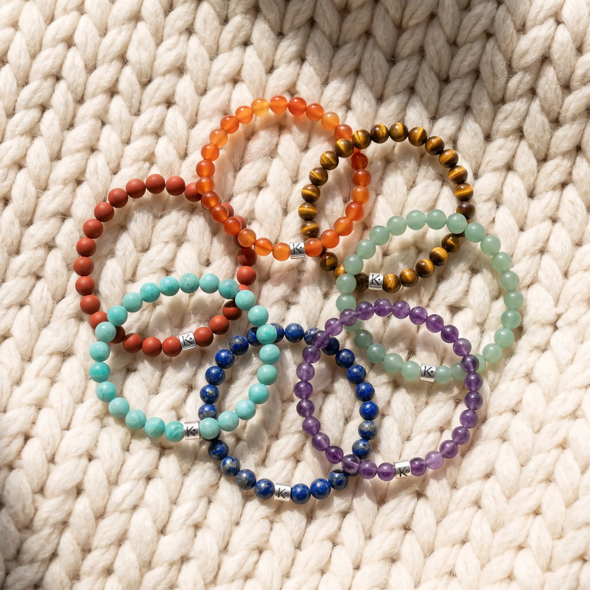 Lot de 7 Mini Bracelets Energie des 7 Chakras - sur tapis