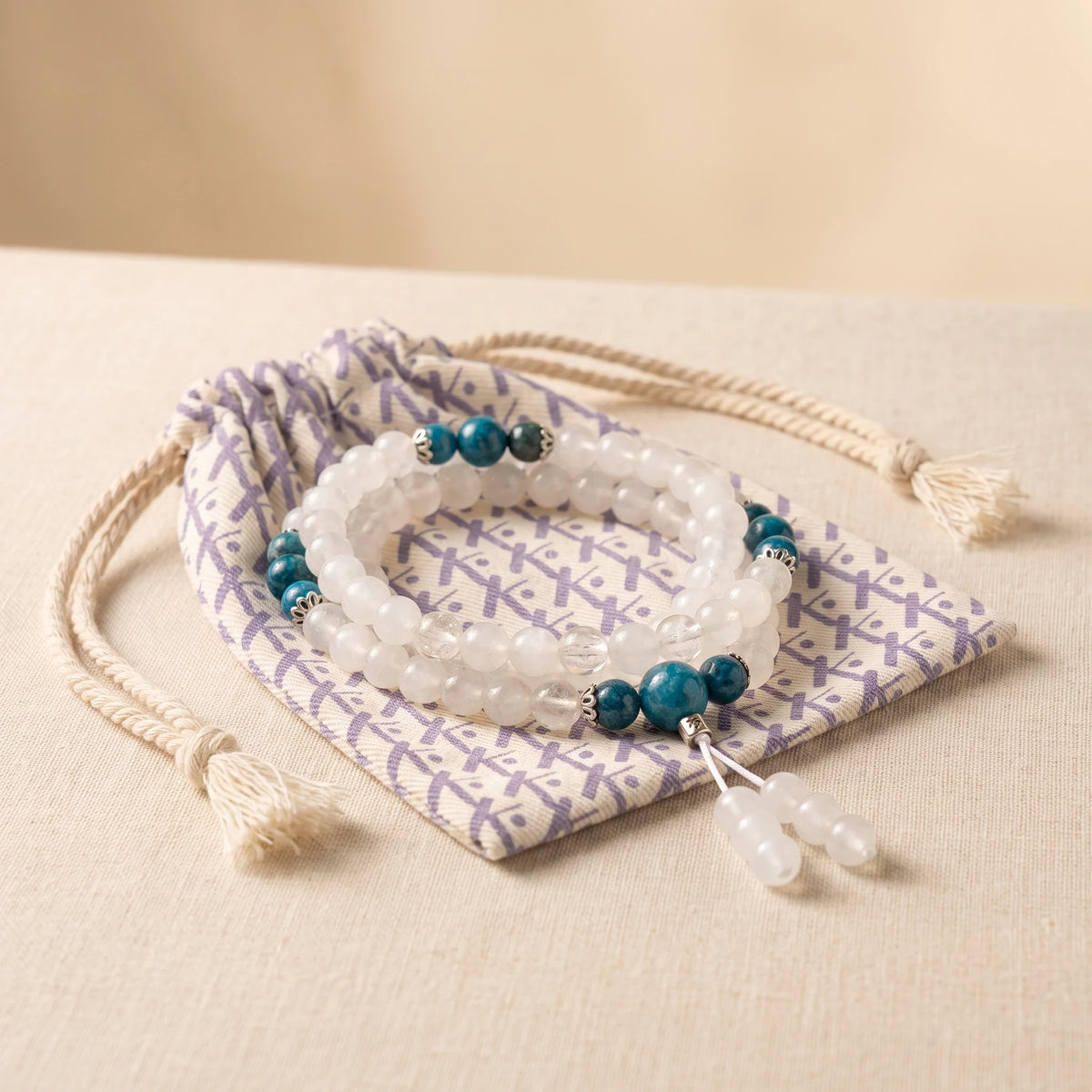 Mala "Guan Yin" en Pierre de Lune et Apatite Bleue - image 2