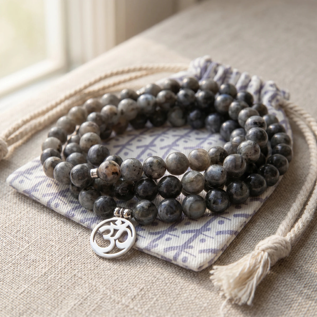 Mala "Om" de 108 perles en Labradorite Grise - image 2