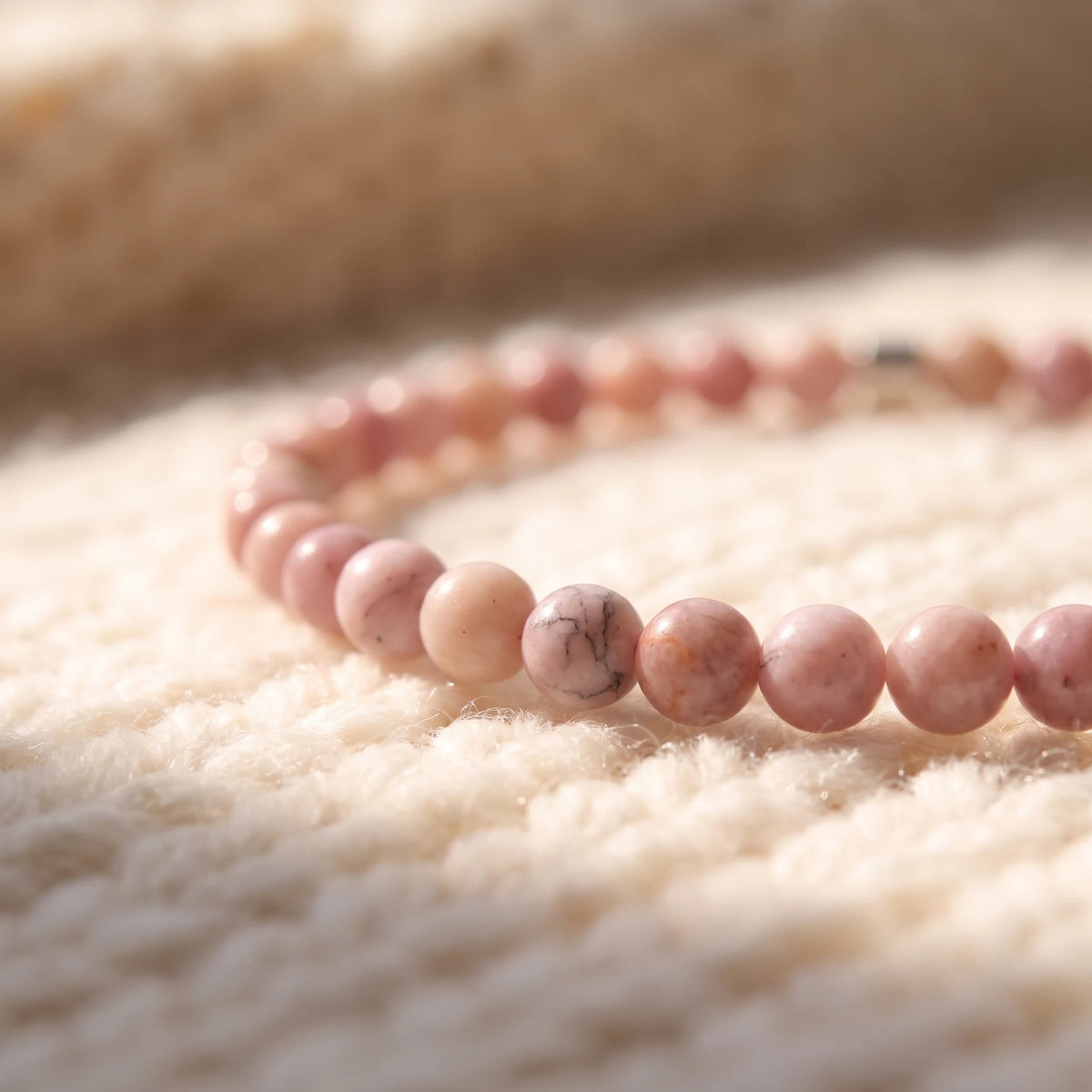 Mini Bracelet en Rhodonite Claire Energie - macro dore - image 5