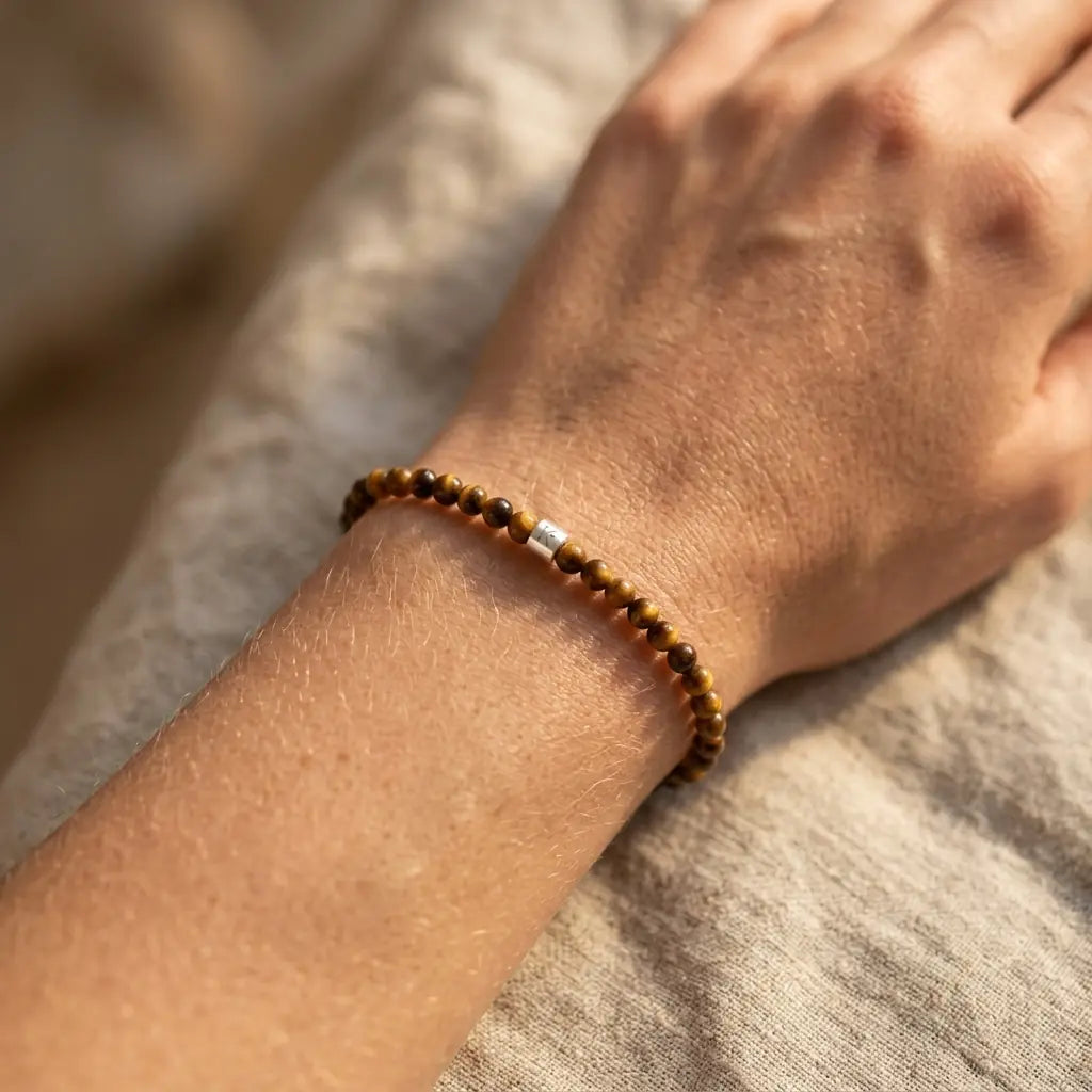 Mini Bracelet en Oeil de Tigre Énergie porté au poignet