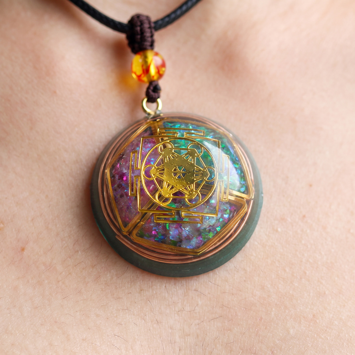 Pendentif orgonite porté près du cœur