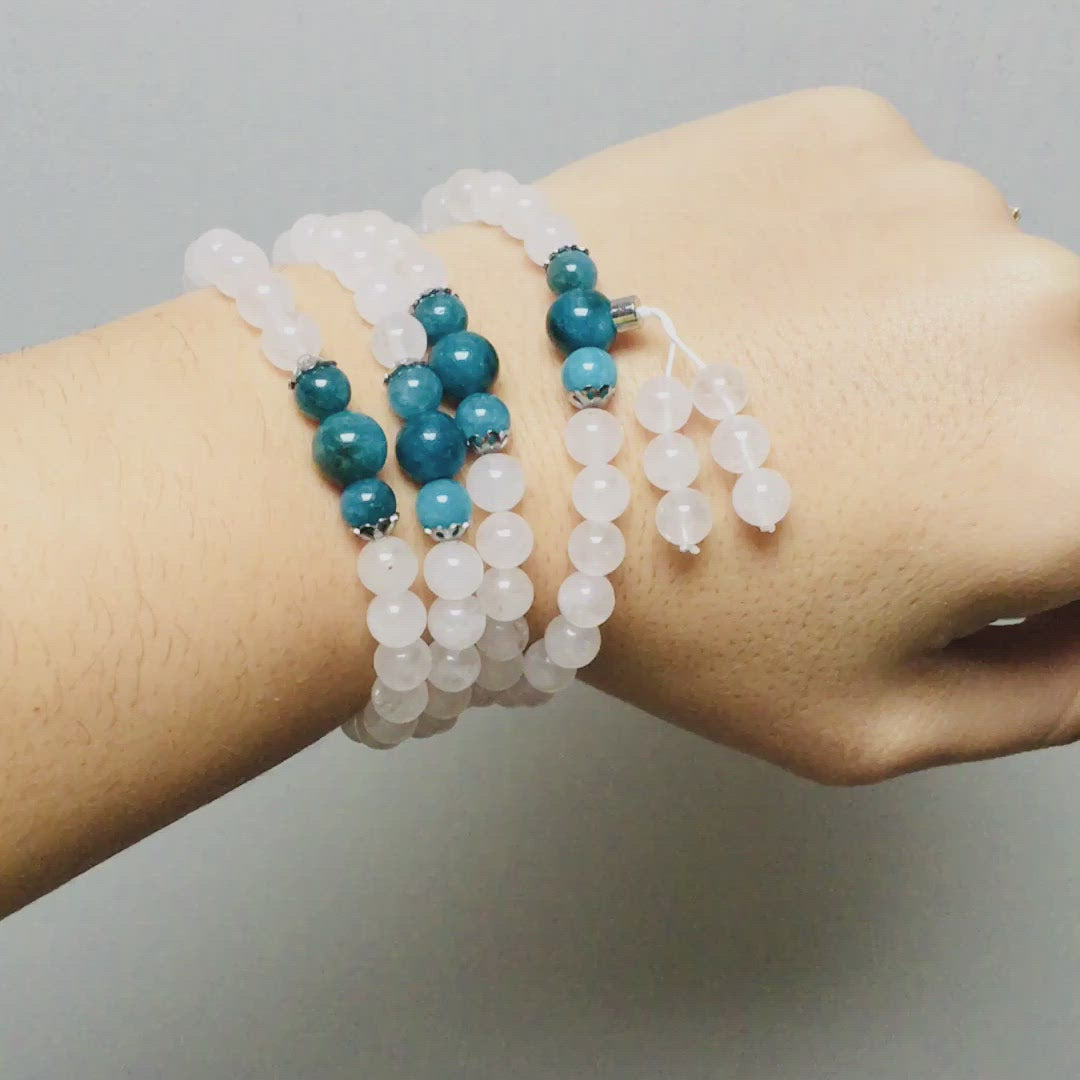 Mala "Guan Yin" en Pierre de Lune et Apatite Bleue